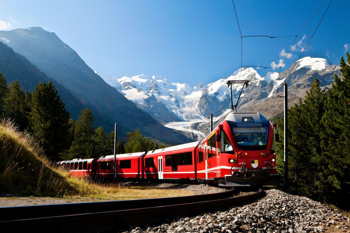 Zwitserse trein met gletsjer op de achtergrond