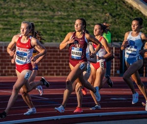 yasmine abbess tijdens hardloopwedstrijd op atletiekbaan