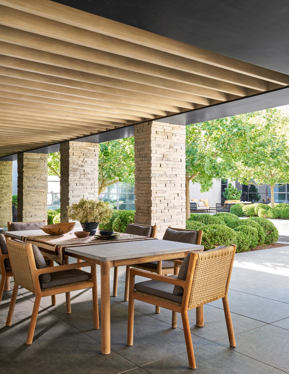 casa de campo contemporánea: comedor exterior
