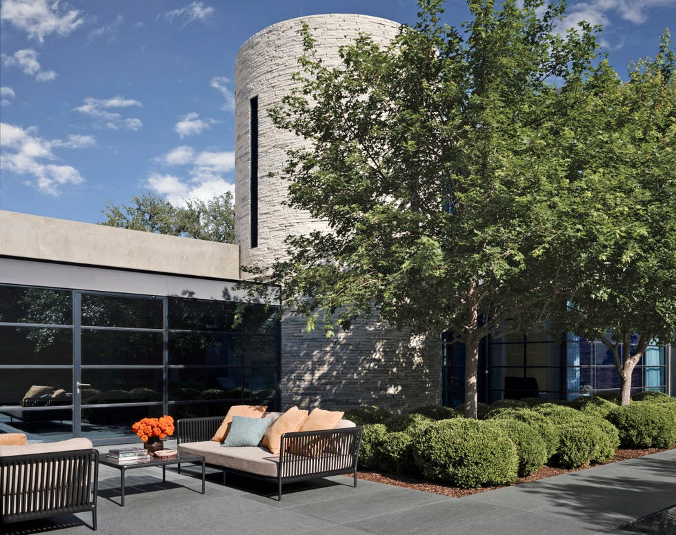 casa de campo contemporánea: salón exterior en el jardín