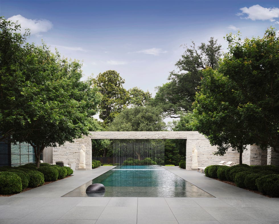 casa de campo contemporánea: piscina con un puente de lluvia