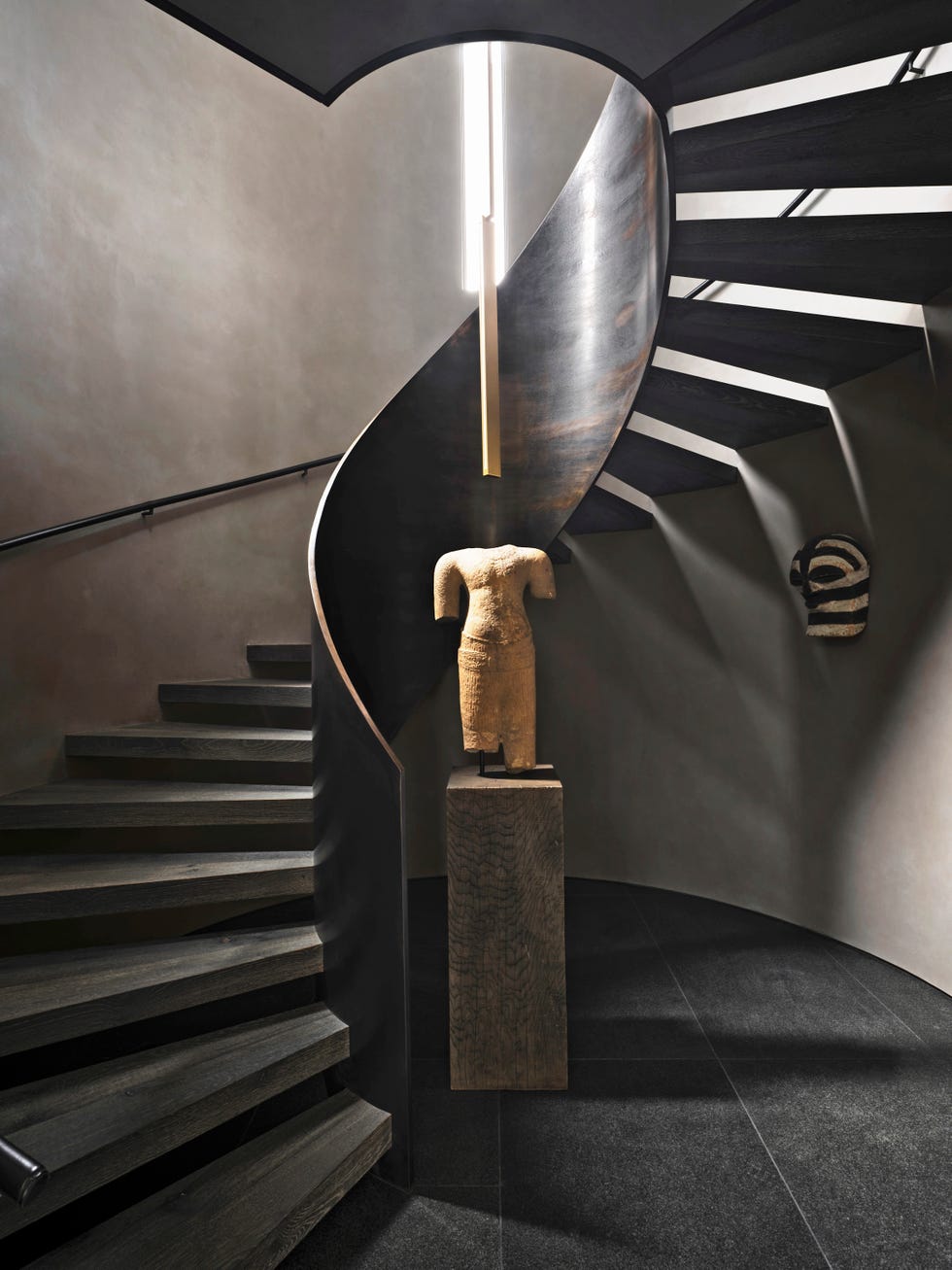 casa de campo contemporánea: escalera de caracol de acero