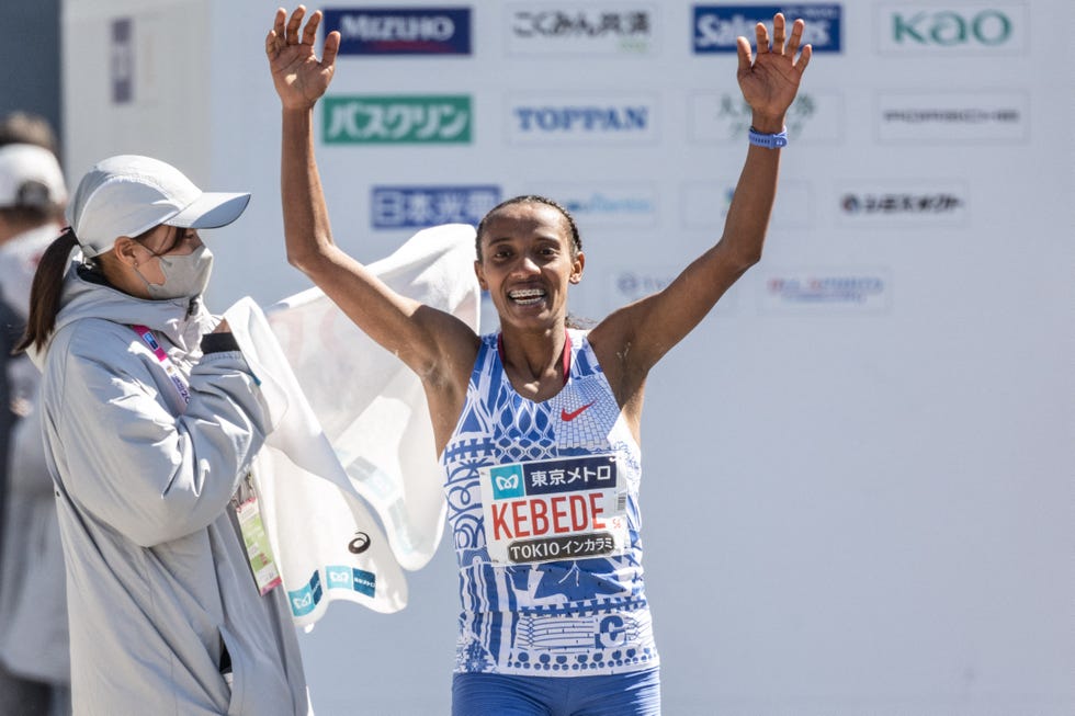 sutume asefa kebede bate el record del maratón de tokio en 2024