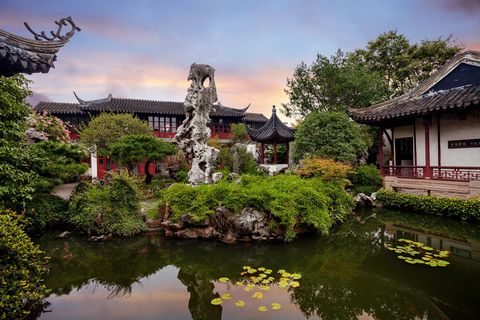 Het klassieke Chinese tuinontwerp waarin geprobeerd wordt natuurlandschappen in miniatuur te herscheppen is nergens beter te bewonderen dan in de historische stad Suzhou