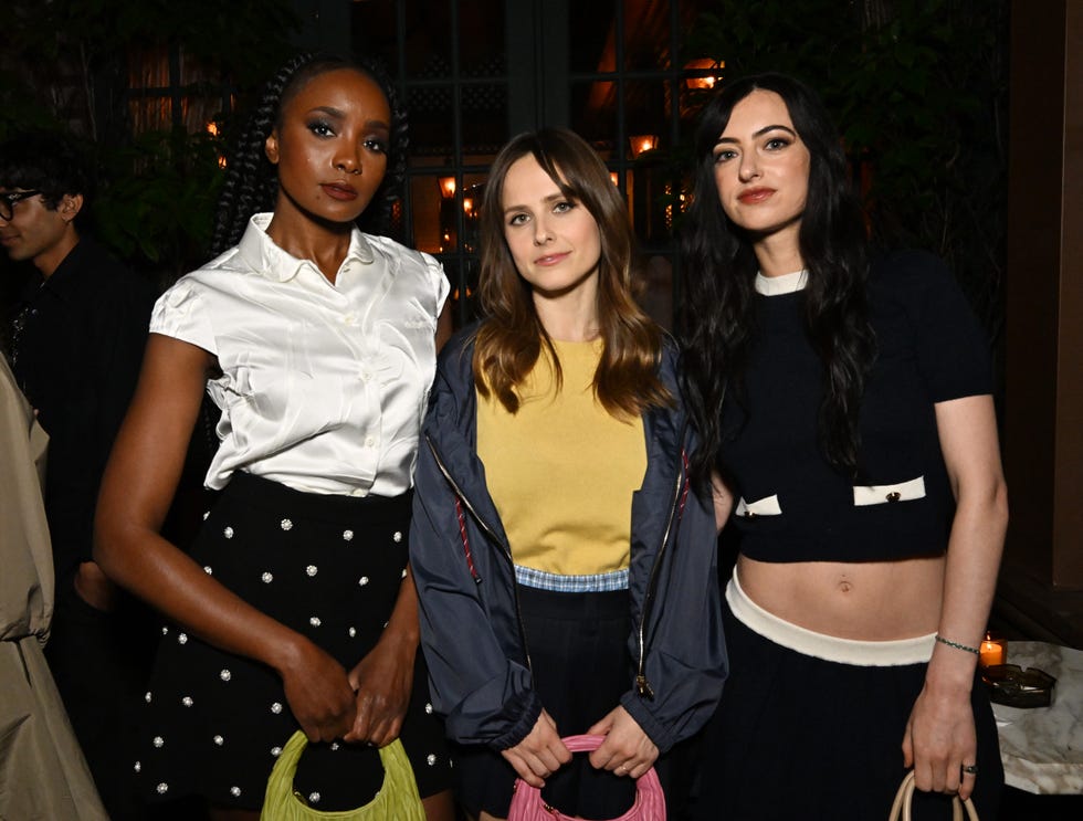 Nova York, Nova York, 9 de maio: (da esq. para a dir.) Kiki Layne, Pauline Chalamet e Cazzie David comparecem ao jantar dos contadores de histórias da Miu Miu em 9 de maio de 2025 na cidade de Nova York. (Foto de Slaven Vlasic/Getty Images para a Miu Miu)