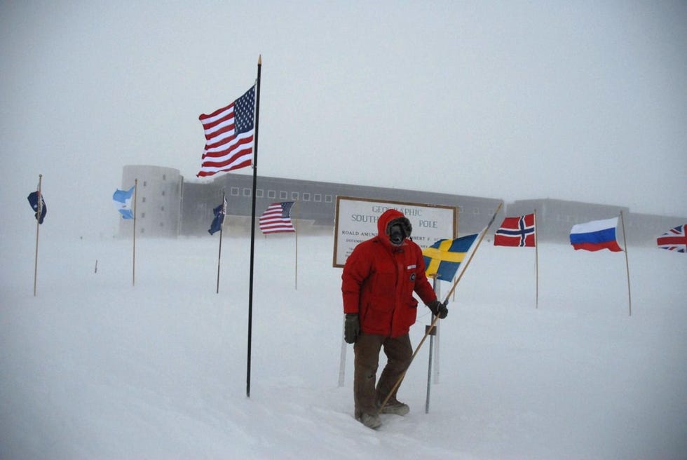 Sven Lidstrm op de Zuidpool met op de achtergrond het AmundsenScott South Pole Station