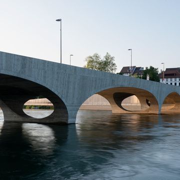 il ponte in cemento sulle acque del fiume