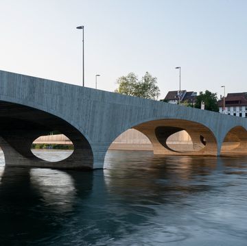 il ponte in cemento sulle acque del fiume