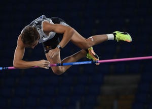 armand duplantis durante el salto de roma en el que batió el récord mundial al aire libre de bubka con 6,15 metros