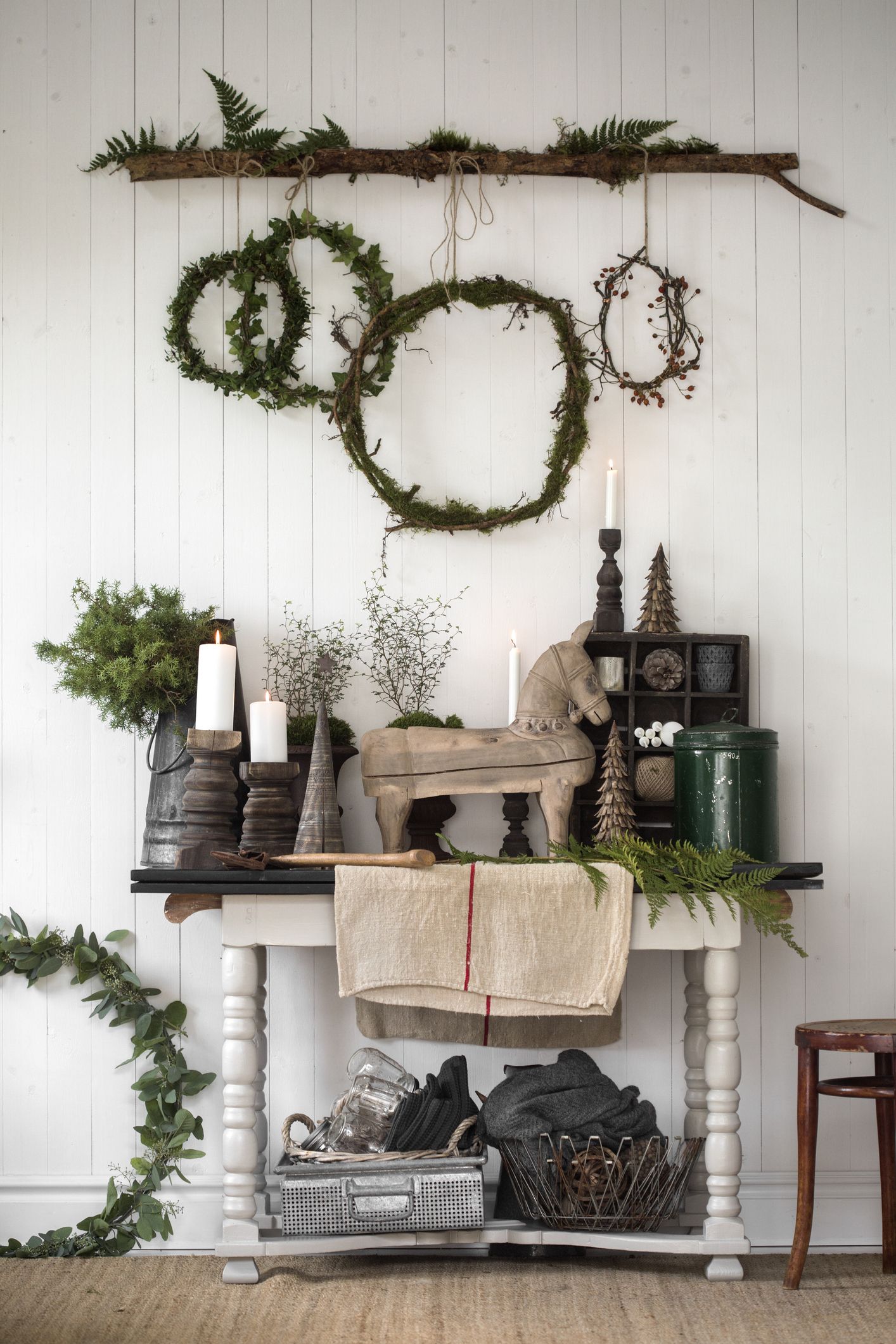 https://hips.hearstapps.com/hmg-prod/images/sweden-christmas-decoration-living-room-royalty-free-image-1567788242.jpg