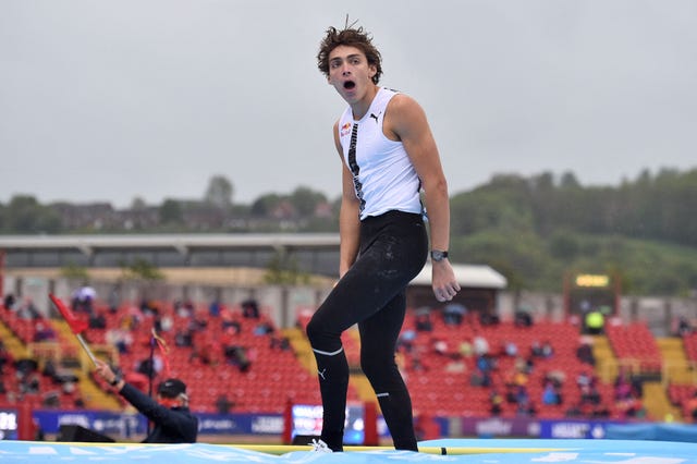 armand duplantis mira impresionado al horizonte tras perder en salto con pértiga en gateshead