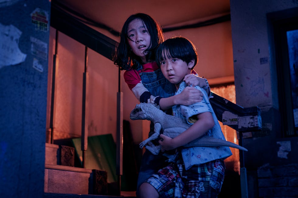 escena con los niños protagonistas asustados