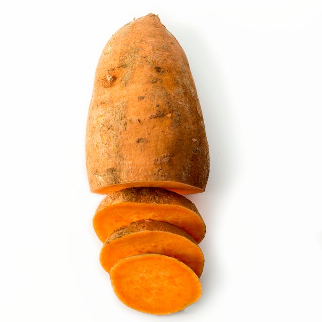 البطاطا الحلوة معزولة على خلفية الاستوديو الأبيض Sweet potato isolated on white studio background