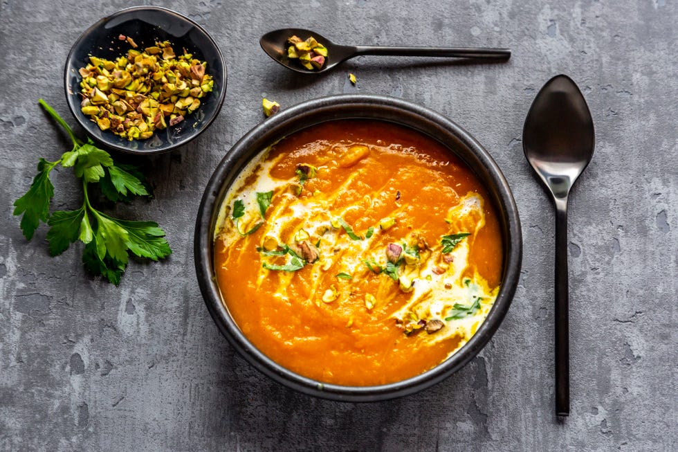 sopa de boniato con cúrcuma, cilantro y pistacho