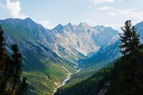 Swiss National Park, Switzerland SCHWEIZERISCHER NATIONALPARK ZWITSERLANDHet enige nationale park in Zwitserland is tevens een van de oudste van Europa en stamt uit 1914 In het alpiene natuurreservaat gelden strenge regels ter bescherming van het ongerepte landschap wandelaars mogen alleen op de uitgezette paden lopen kamperen is verboden en het park is in de winter gesloten Ondanks die beperkingen kunnen bezoekers volop genieten van het fantastische uitzicht op de Alpen de bloemenweides en mogelijk een glimp opvangen van een alpensteenbok of een gems