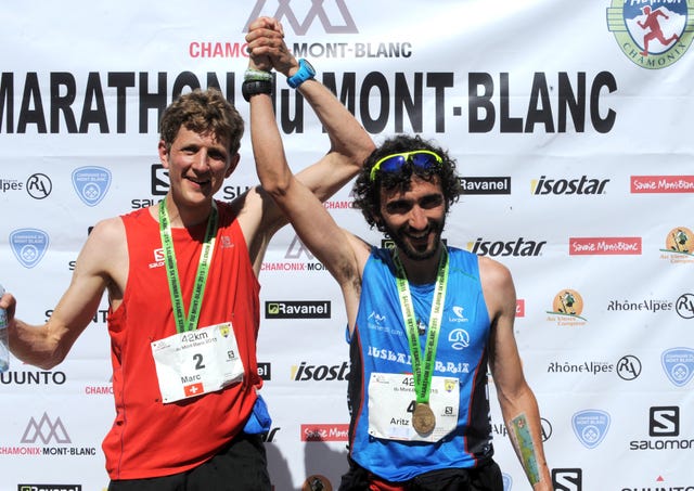 el trail runner vasco aritz egea durante el maratón de mont blanc junto a otro corredor