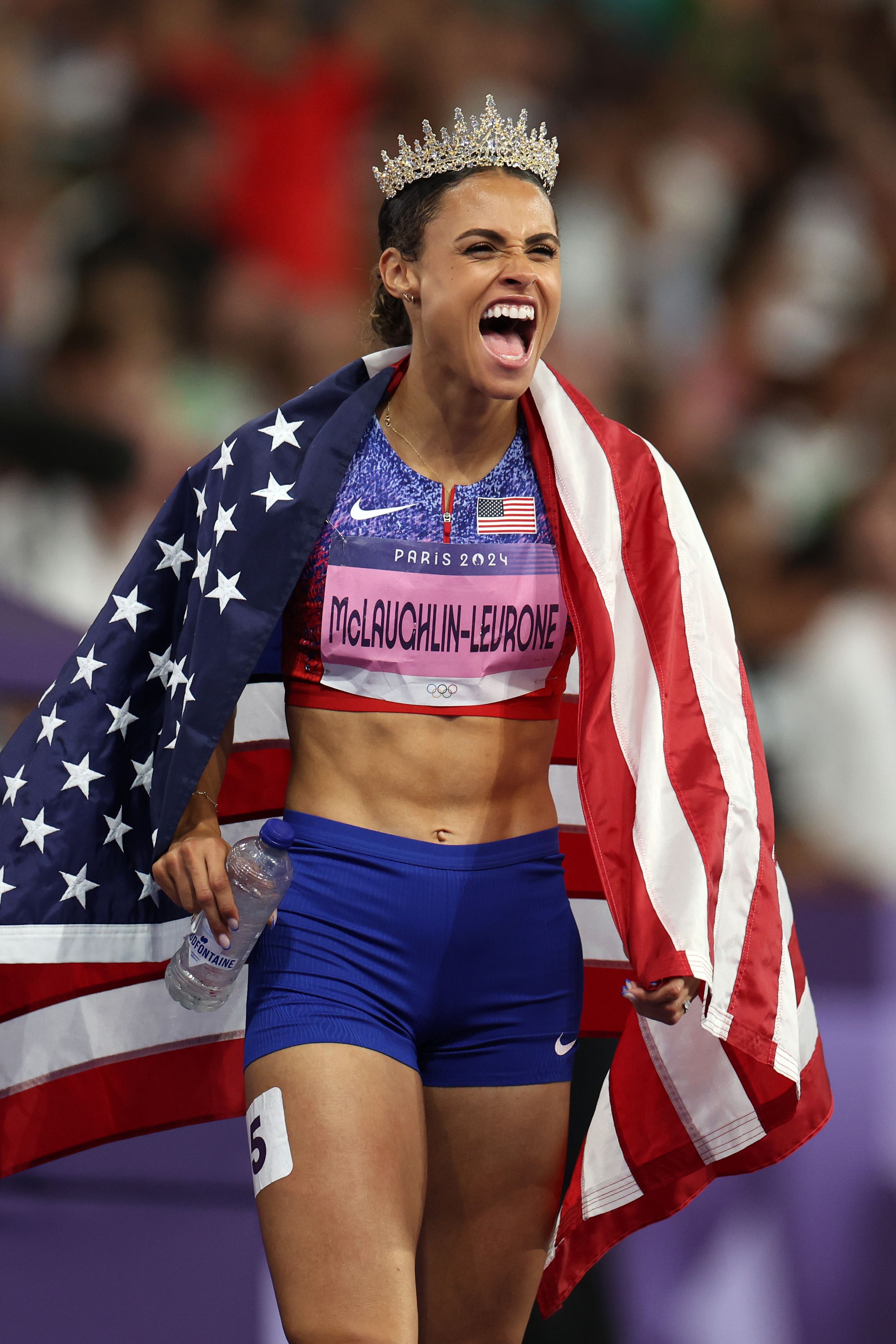 アメリカの陸上女子選手、パリ五輪でティアラをつけてウィニング