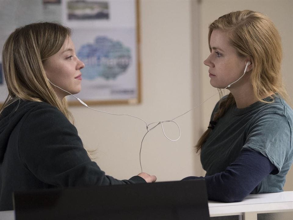 sydney sweeney y amy adams en una escena de 'heridas abiertas'