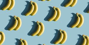 bananen op een blauwe achtergrond