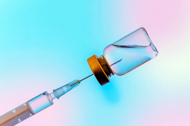 syringe and coronavirus vaccine ワクチン　コロナ