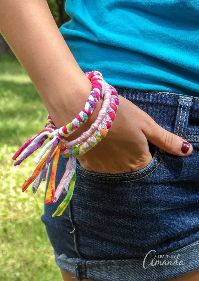Trendy Bestie Bracelets craft activity guide | Baker Ross