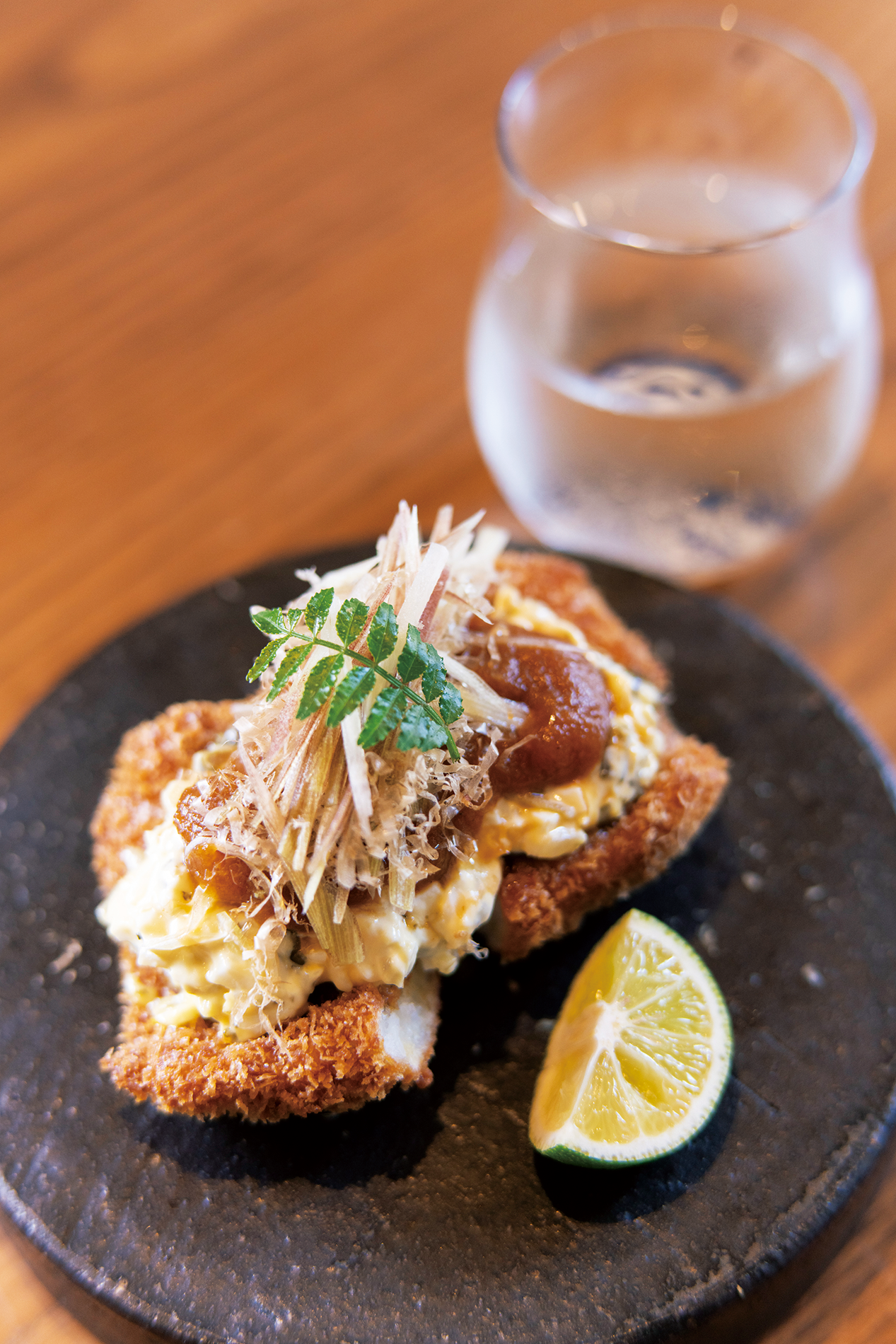 鱧カツすぐきのタルタル 自家製ウスターソース | ELLE gourmet