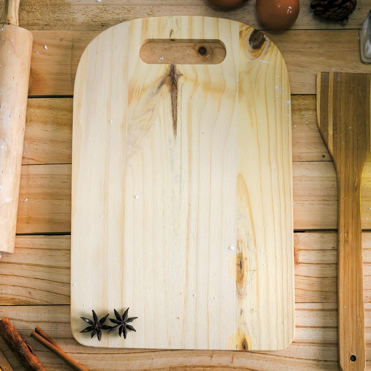 Un ajo en una tabla de cortar con una tabla de madera y una tabla