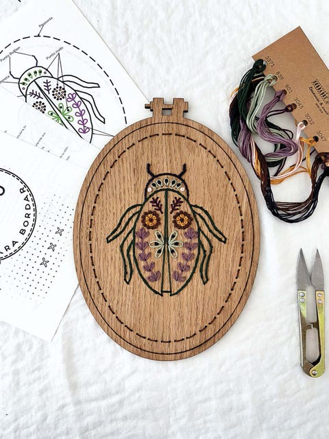 kit de bordado sobre madera tabla con escarabajo