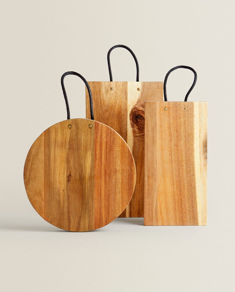 tabla gruesa de madera decorada con tiras de piel y remaches de latón