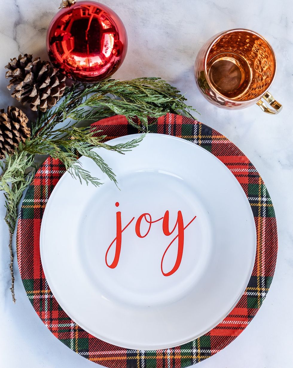 christmas table decorations like plaid plate chargers