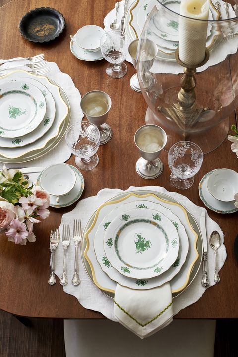arkansas farmhouse designed by interior designer heather chadduck hillegas elizabeth poindexter shackelford, homeowner the table is set with herend’s chinese bouquet plates layered over a gold trimmed dish by anna weatherley chantilly flatware, gorham etched fern goblets, william yeoward