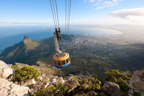 De kabelbaan Table Mountain Aerial Cableway is een snelle manier om de top van de Tafelberg te bereiken dus neem alle tijd als je boven bent en neem de prachtige uitzichten in je op