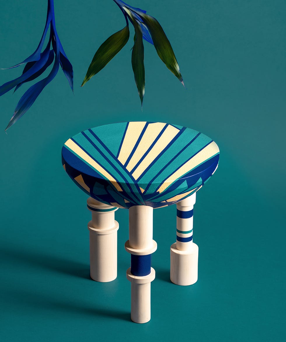 taburete artesanal en madera y cuero de colores de sophie gailliot and richard pontais