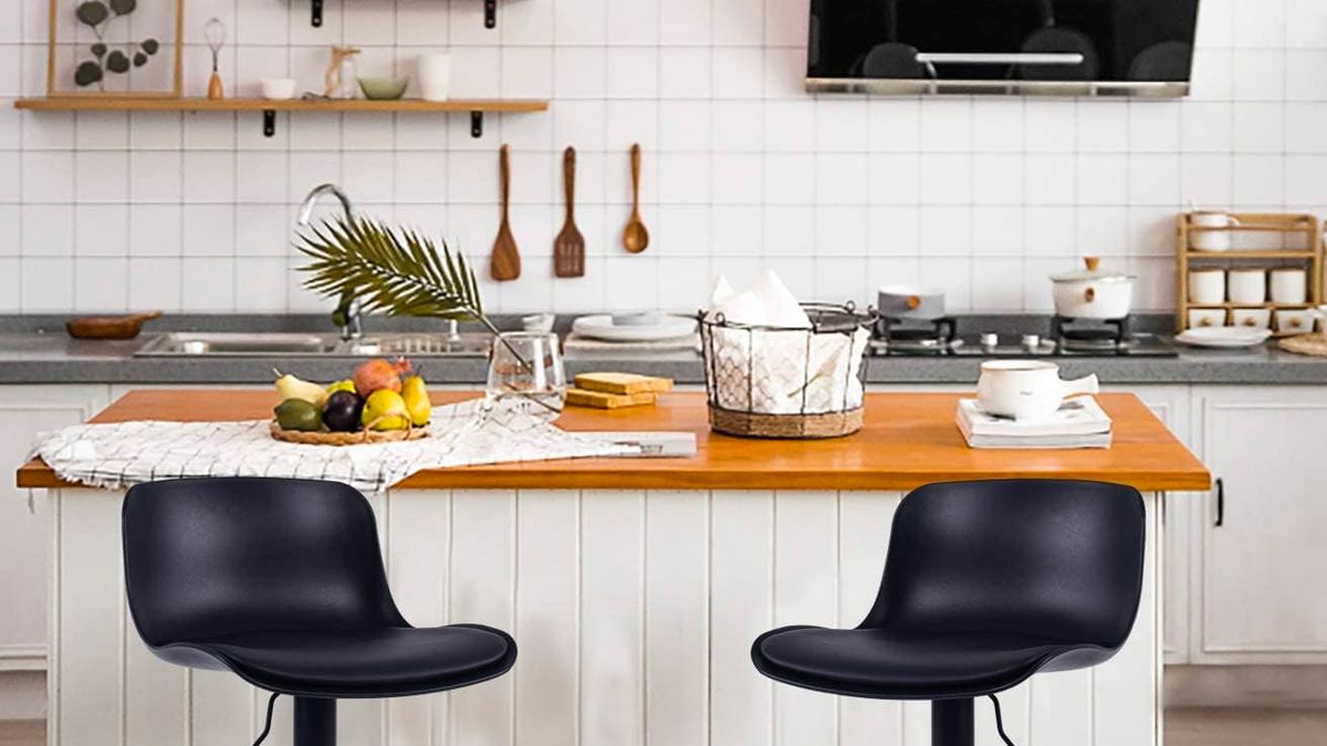 Si tienes una barra o isla en casa, los taburetes altos de cocina no te  pueden