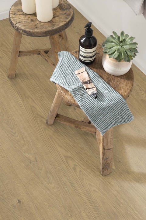 banquetas rústicas y suelo de madera en el baño