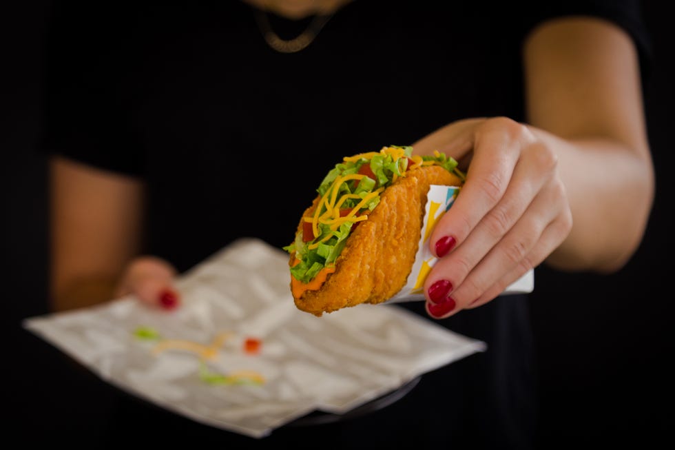 food, junk food, fast food, cuisine, dish, hand, finger food, cheeseburger, side dish, ingredient,