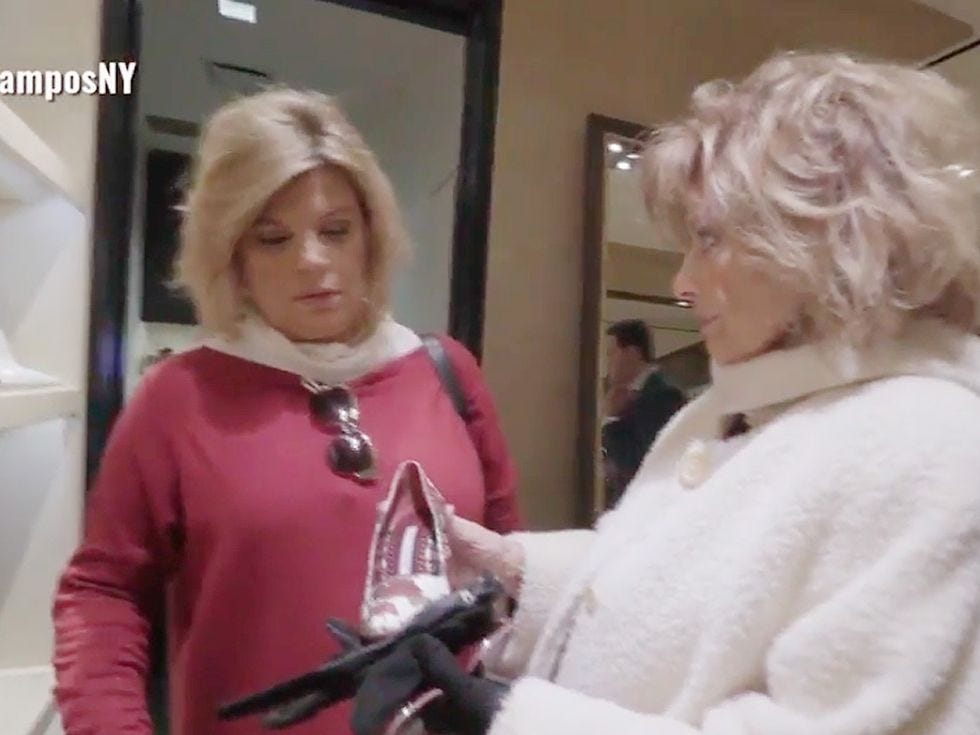 maria teresa campos enseña a terelu campos unos zapatos zapatos