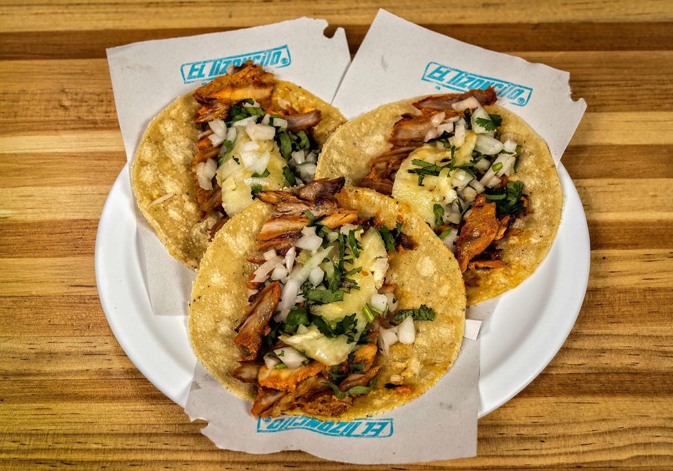 Traditionele tacos al pastor worden geserveerd in restaurant El Tizoncito in MexicoStad