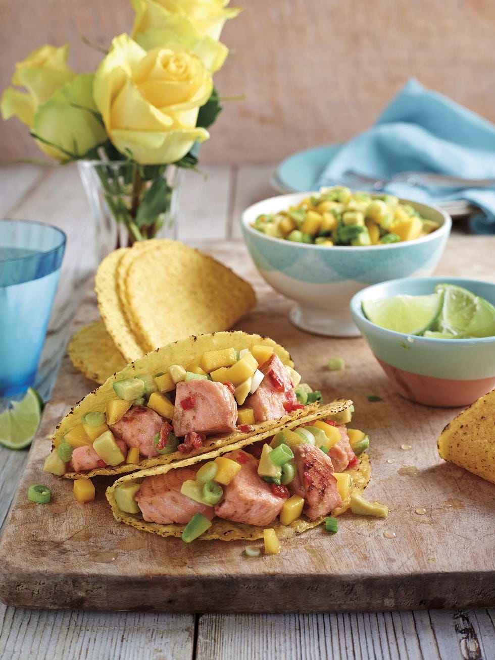 tacos de salmón con salsa de mango