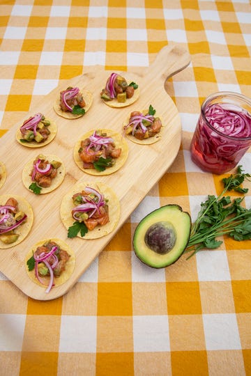 tacos de salmón con cebolla encurtida