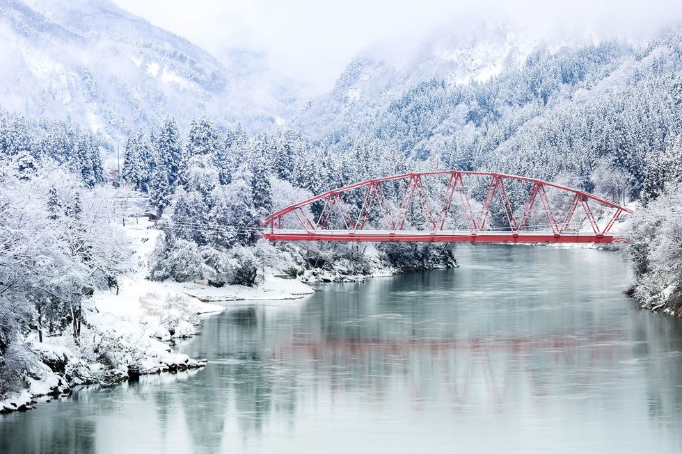 Rode bruggen en toriipoorten vallen in de wintermaanden onder een deken van witte sneeuw