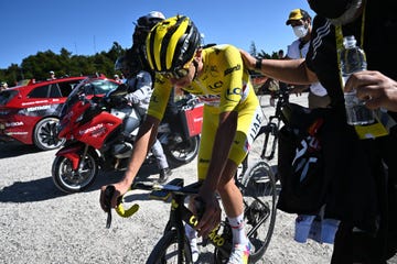 el ciclista tadej pogacar al final de una etapa del tour de francia 2022