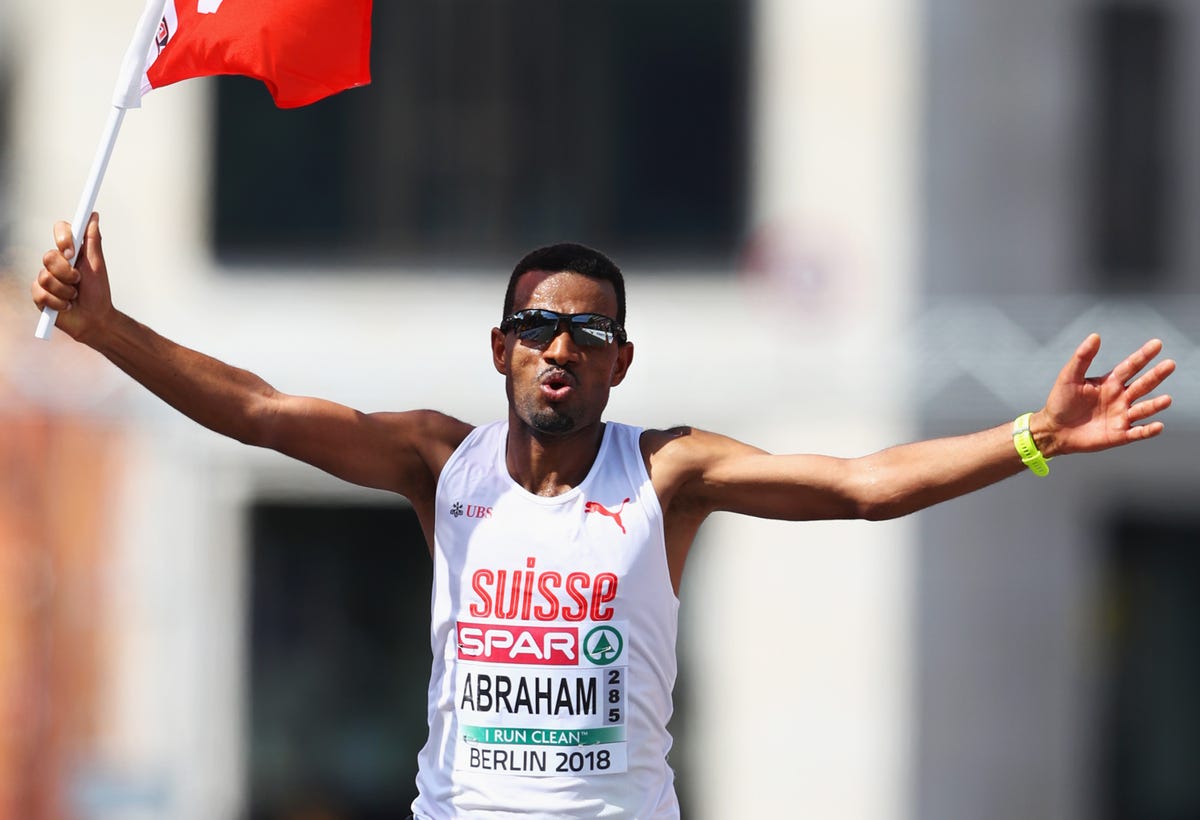 El exrefugiado suizo Tadesse Abraham gana con récord en el Maratón de ...