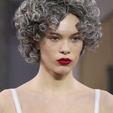 tagli capelli moda 2024 tendenze sfilate londra fashion week