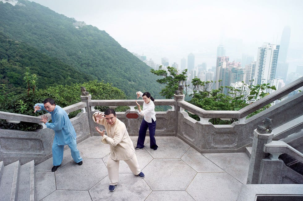 Een tai chimeester en zijn leerlingen aan het werk op The Peak in Hongkong