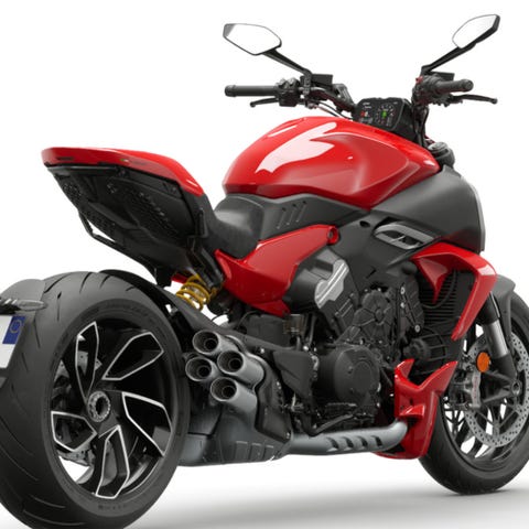 Ducati Diavel V4 Tries to Split Lanes Between Performance and Comfort