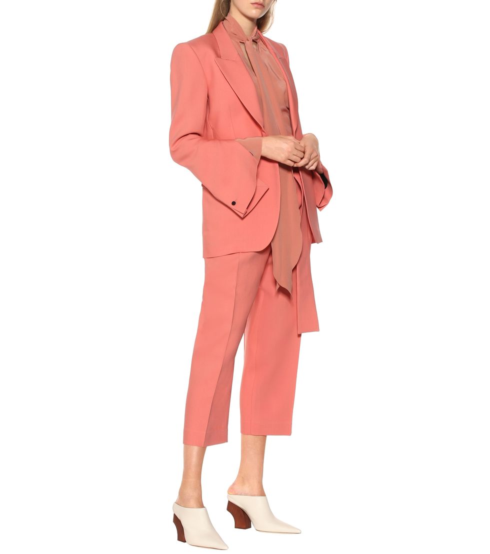 La tendenza per i tailleur della primavera 2019 abbraccia il Pantone 2019, il rosa corallo Living Coral e Anne Hathaway non ha certo esitato davanti al tailleur pantalone ideale per outfit laurea.
