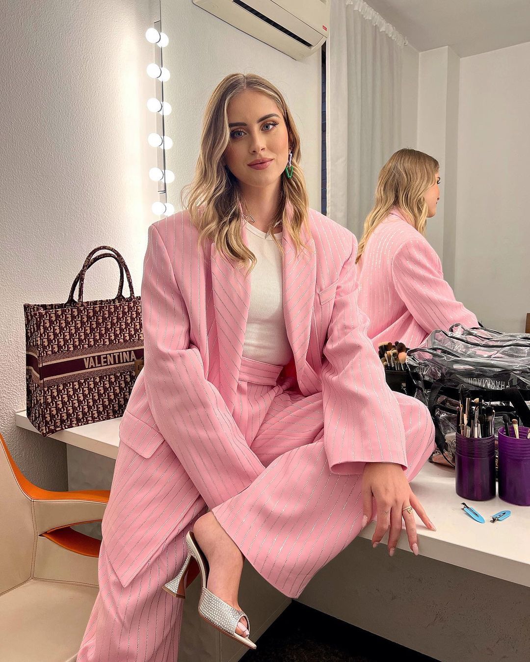 Moda inverno 2023: il tailleur rosa di Valentina Ferragni è elegante