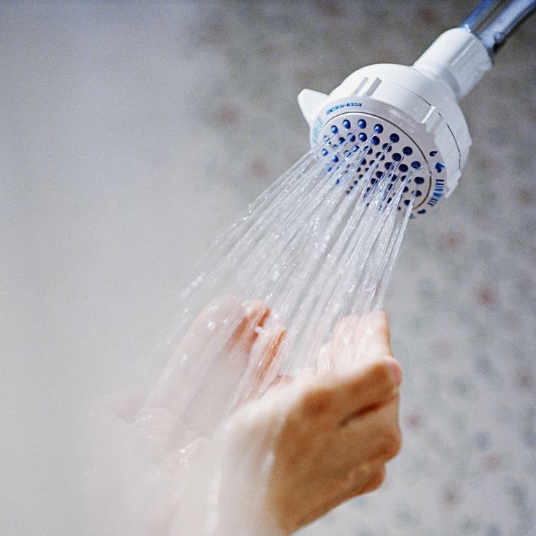 温かいお風呂に入るかシャワーを浴びる「咳を抑える」シンプルな方法・対処法