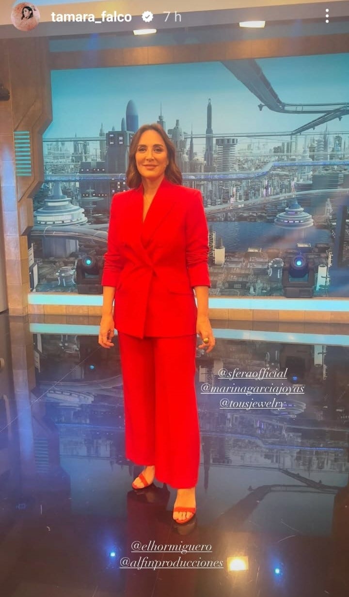tamara falcó estrena el traje rojo que es tendencia y está rebajado